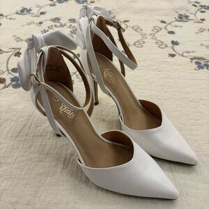 White stiletto heels ankle buckle strap pointed toe ankle bow size 7 Trary